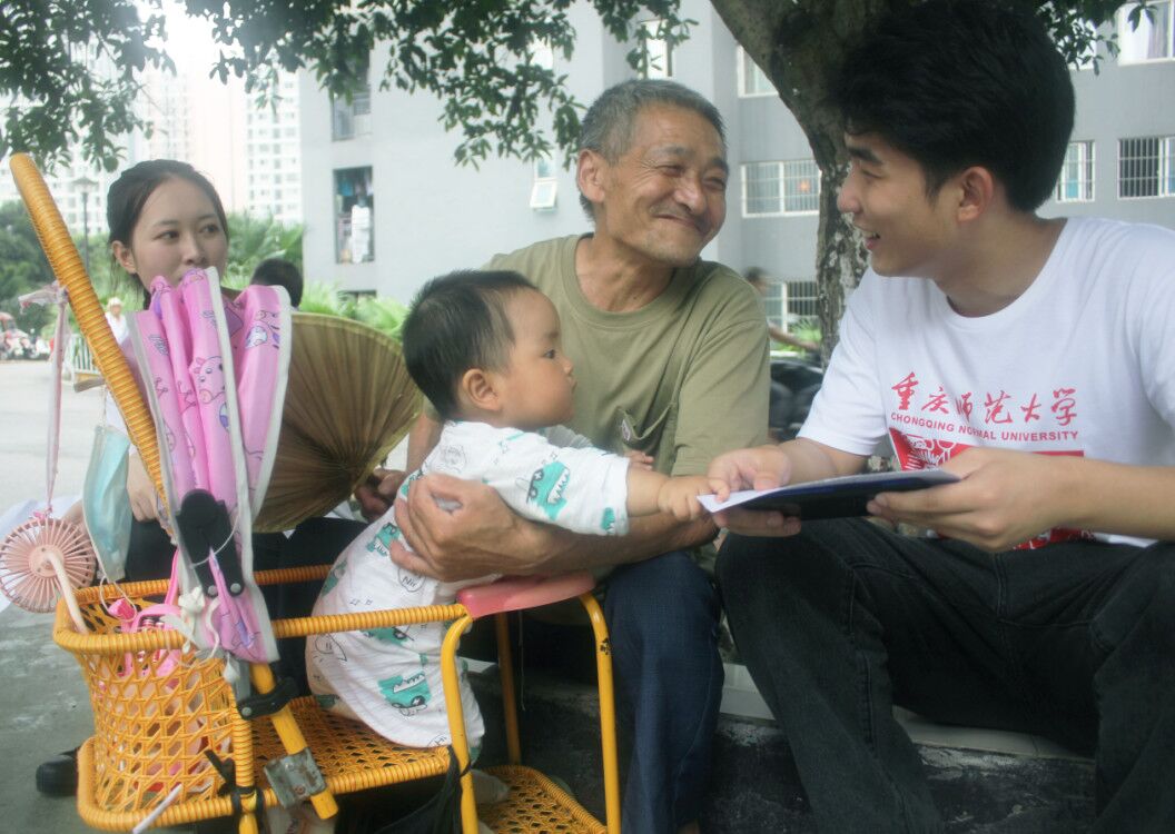 (志愿者正在采访社区居民通讯员邓雯摄) M88