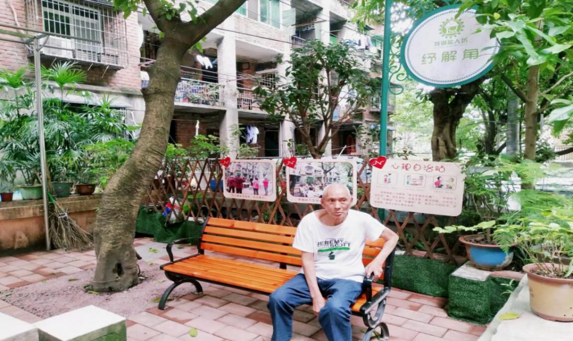 (图为居民在“纾解角”休息 通讯员谭丹 摄) M88