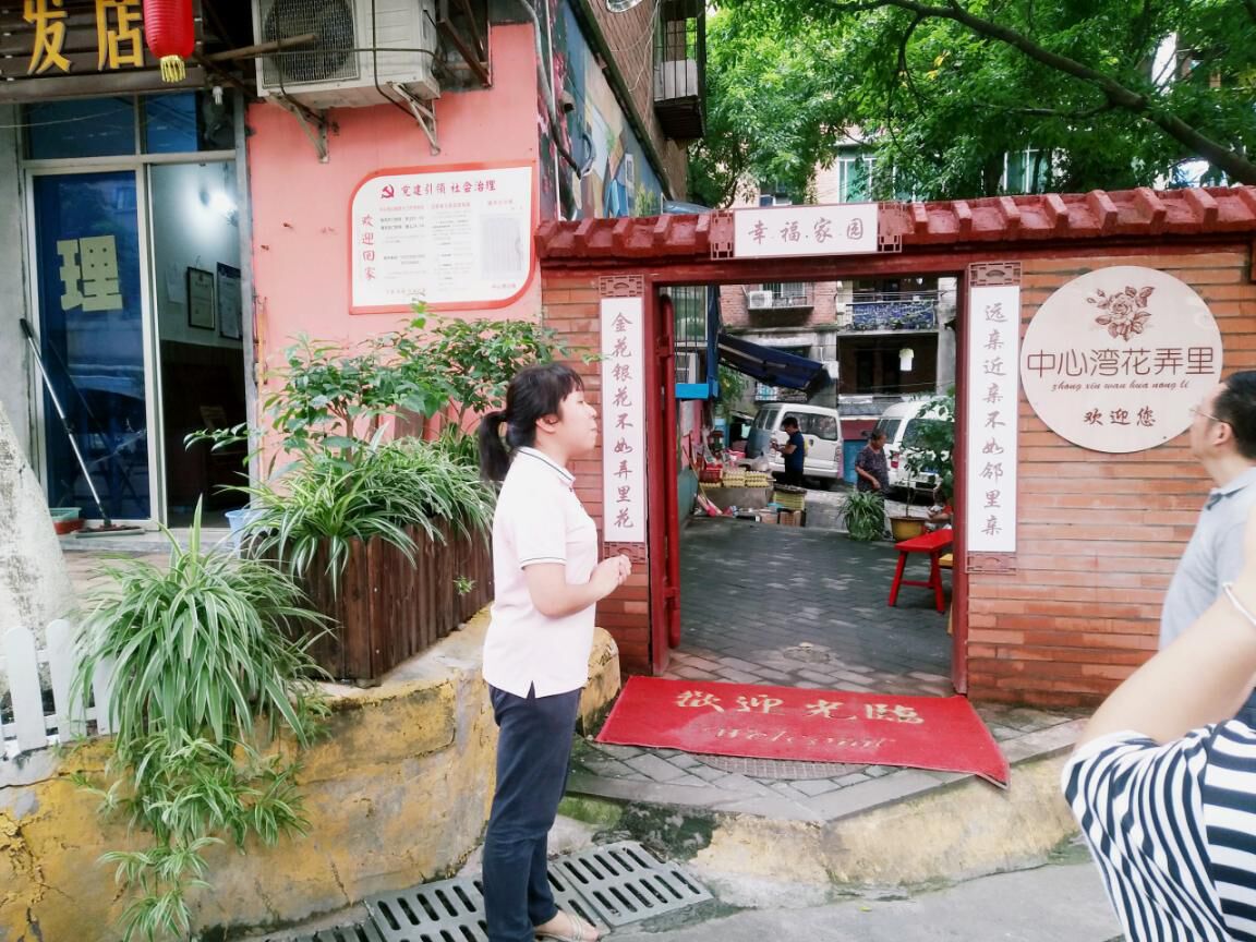 (图为工作人员介绍餐馆花弄里通讯员谭丹摄) M88