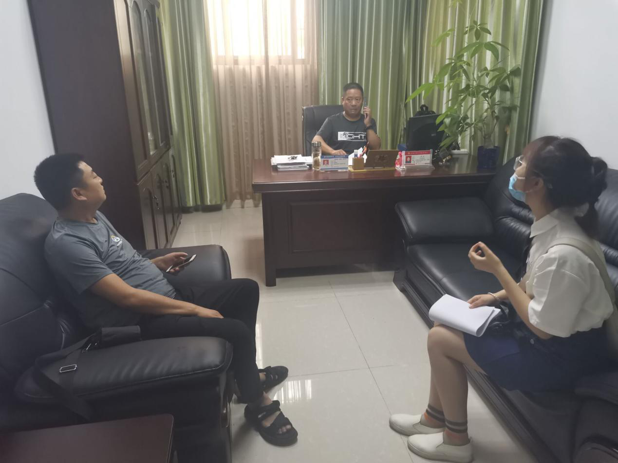 (图为志愿者与社区监委会王友平主任进行交流访谈。左一为王友平主任)