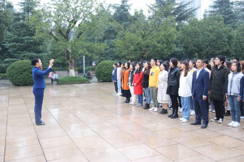 (在场师生庄严奏唱国歌)