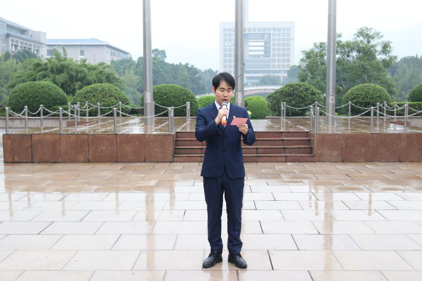 (瞿聪老师主持升旗仪式)