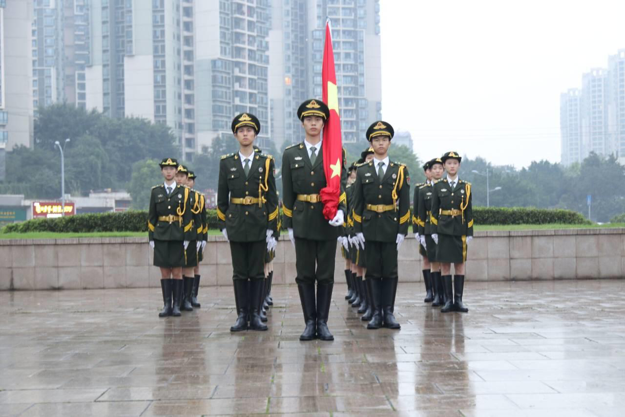 (国旗护卫队整装待发)升旗仪式正式开始