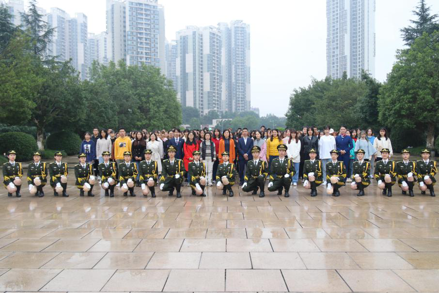 (全体师生合影)