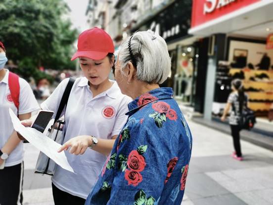 实践团志愿者在步行街宣讲 杨锦涛