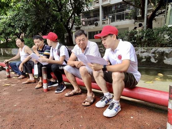 社区活动广场进行宣讲 杨锦涛