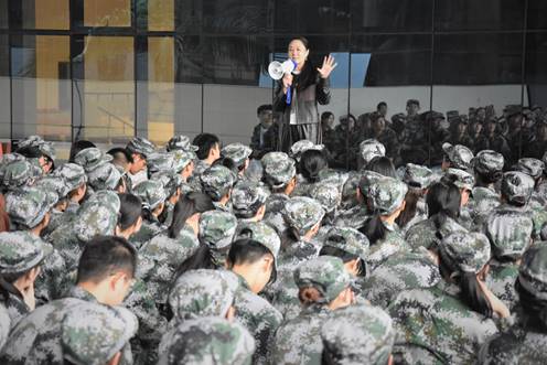 钟敏书记慰问新生 (2)