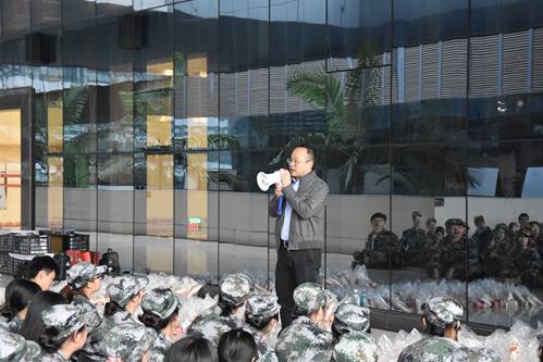 谭小勇副院长慰问新生